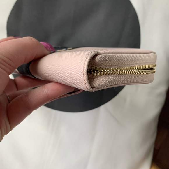 Guess purse 💕 - Picture 5 of 10